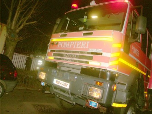 Pompierii, solicitaţi să stingă o mansardă şi un acoperiş